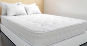 Białe łóżko z materacem