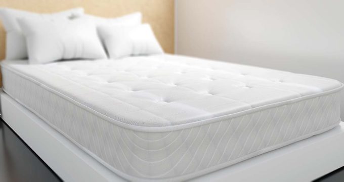 Białe łóżko z materacem