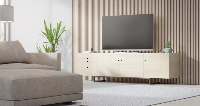 TV stojące koło drewnianej ściany