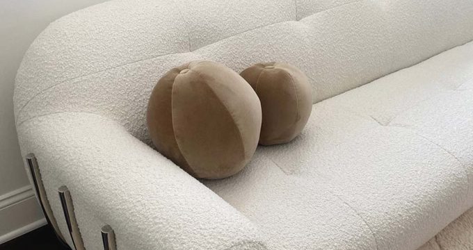 Biała sofa z poduszkami