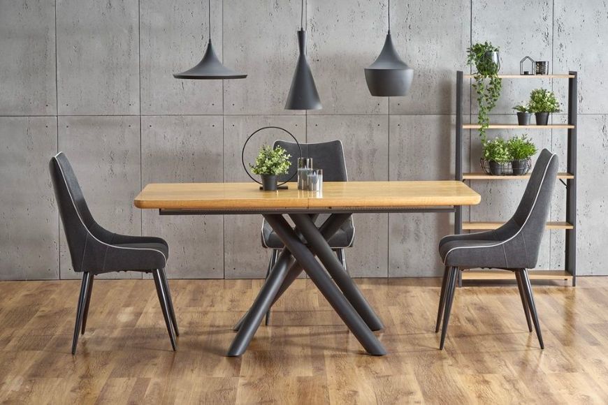 stół z krzesłami, betonowe ściany